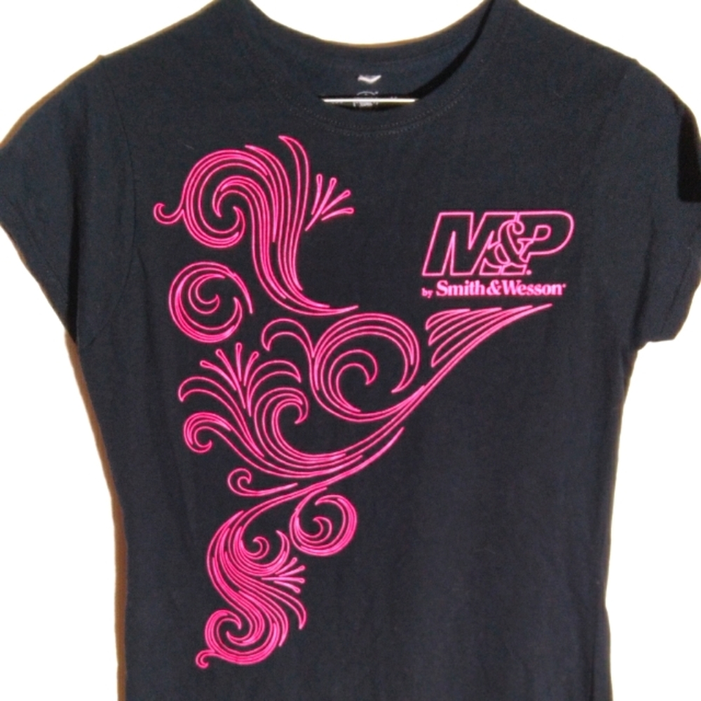 Wemons medium Smith and Wesson short sleeved tee